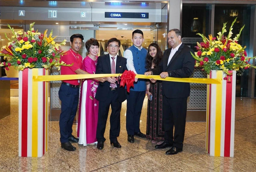 Tổng lãnh sự Việt Nam tại Mumbai - ông Hoàng Tùng (thứ 3 từ trái sang) tham dự nghi thức chào mừng và tặng hoa hành khách trên chuyến bay đầu tiên kết nối thành phố Mumbai với thành phố Đà Nẵng.