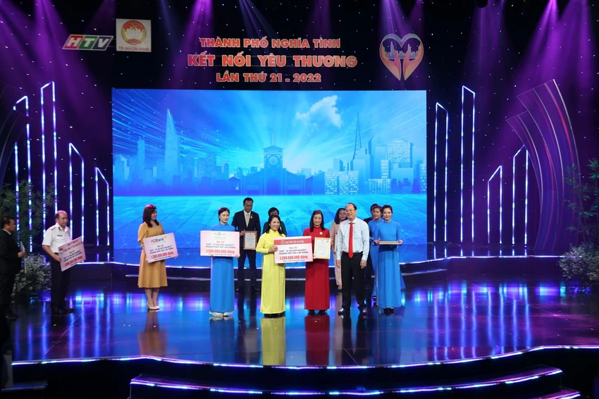 Bà Trương Thị Ánh Tuyết - Phó trưởng Văn phòng đại diện khu vực miền Nam đại diện Agribank trao 1,2 tỷ đồng đóng góp vào Quỹ “Vì người nghèo” TP. Hồ Chí Minh
