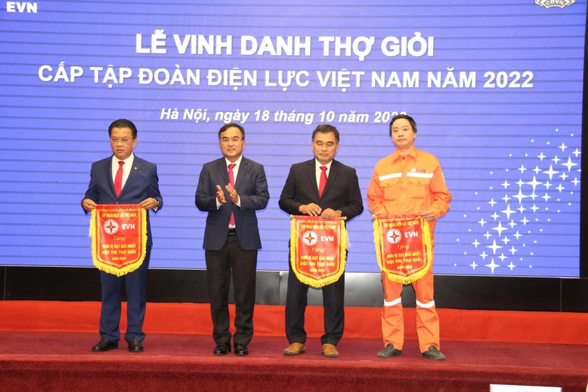 Tổng giám đốc EVNCPC Ngô Tấn Cư (ngoài cùng bên trái) nhận Cờ các đơn vị đạt giải Nhất Hội thi thợ giỏi năm 2022.
