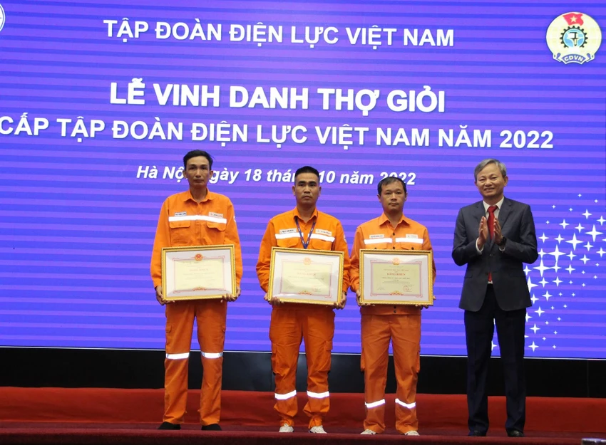 Tổng giám đốc EVN Trần Đình Nhân trao giải Nhất nhóm nghề QLVH đường dây và TBA trung, hạ áp cho nhóm công nhân EVNCPC.