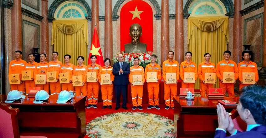 Các Thợ điện giỏi của EVNCPC được Chủ tịch nước Nguyễn Xuân Phúc tặng quà lưu niệm.