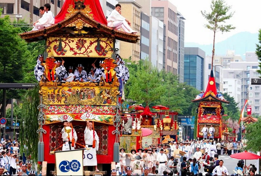 Khung cảnh rước kiệu trong lễ hội Takayama thu hút đông đảo du khách tham gia