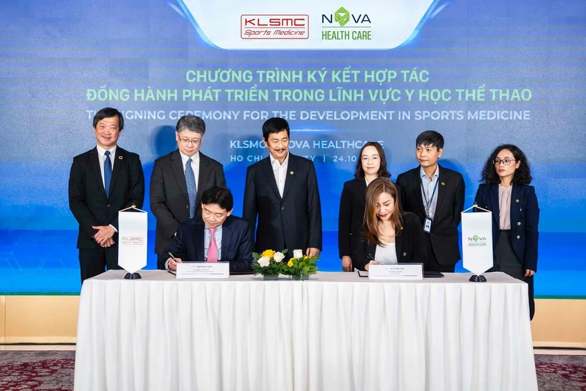 Ông Saw Khay Yong, người sáng lập và Giám đốc Kuala Lumpur Sports Medicine Centre (KLSMC) và bà Lê Thị Mai Linh – Phó Tổng Giám đốc Nova Service thực hiện nghi thức ký kết hợp tác. Ông Saw Khay Yong, người sáng lập và Giám đốc Kuala Lumpur Sports Medicine Centre (KLSMC) và bà Lê Thị Mai Linh – Phó Tổng Giám đốc Nova Service thực hiện nghi thức ký kết hợp tác.
