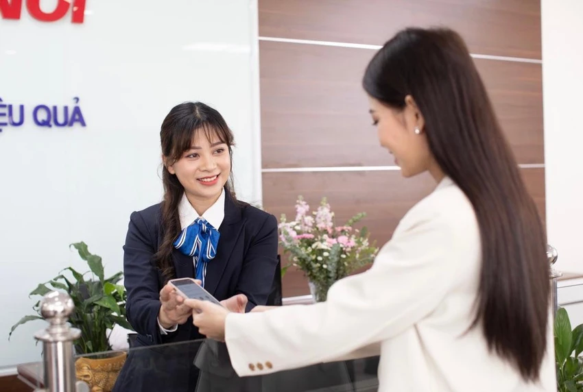 Nhân viên EVNHANOI hướng dẫn khách hàng thanh toán tiền điện không dùng tiền mặt. Nhân viên EVNHANOI hướng dẫn khách hàng thanh toán tiền điện không dùng tiền mặt.