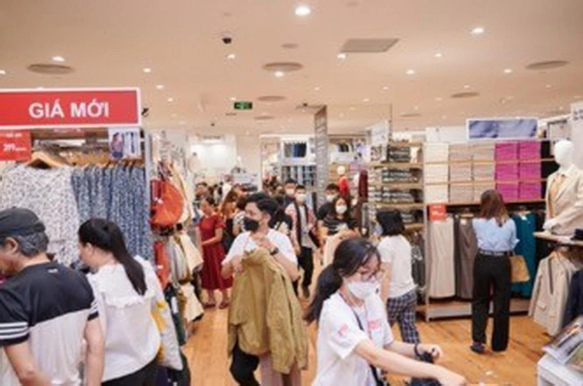 Uniqlo với loạt ưu đãi độc quyền nhân dịp khai trương cho loạt sản phẩm thuộc BST Thu-Đông, thu hút hàng rất đông khách mua sắm Uniqlo với loạt ưu đãi độc quyền nhân dịp khai trương cho loạt sản phẩm thuộc BST Thu-Đông, thu hút hàng rất đông khách mua sắm