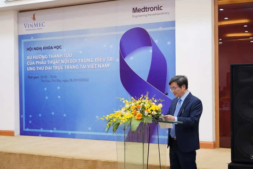 Thầy thuốc nhân dân PGS.TS.BS Phạm Đức Huấn – Giám đốc Trung tâm Tiêu hóa - Gan mật – Tiết niệu, Bệnh viện ĐKQT Vinmec Times City, chuyên gia đầu ngành về phẫu thuật nội soi tiêu hóa tại Việt Nam trình bày báo cáo tại Hội nghị. Thầy thuốc nhân dân PGS.TS.BS Phạm Đức Huấn – Giám đốc Trung tâm Tiêu hóa - Gan mật – Tiết niệu, Bệnh viện ĐKQT Vinmec Times City, chuyên gia đầu ngành về phẫu thuật nội soi tiêu hóa tại Việt Nam trình bày báo cáo tại Hội nghị.