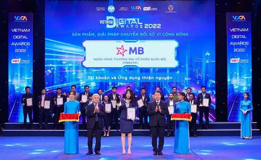 Bà Nguyễn Thùy Linh – Phó Giám đốc khối Ngân hàng số đại diện MB nhận giải thưởng cho hạng mục “Sản phẩm, giải pháp chuyển đổi số vì cộng đồng” Bà Nguyễn Thùy Linh – Phó Giám đốc khối Ngân hàng số đại diện MB nhận giải thưởng cho hạng mục “Sản phẩm, giải pháp chuyển đổi số vì cộng đồng”