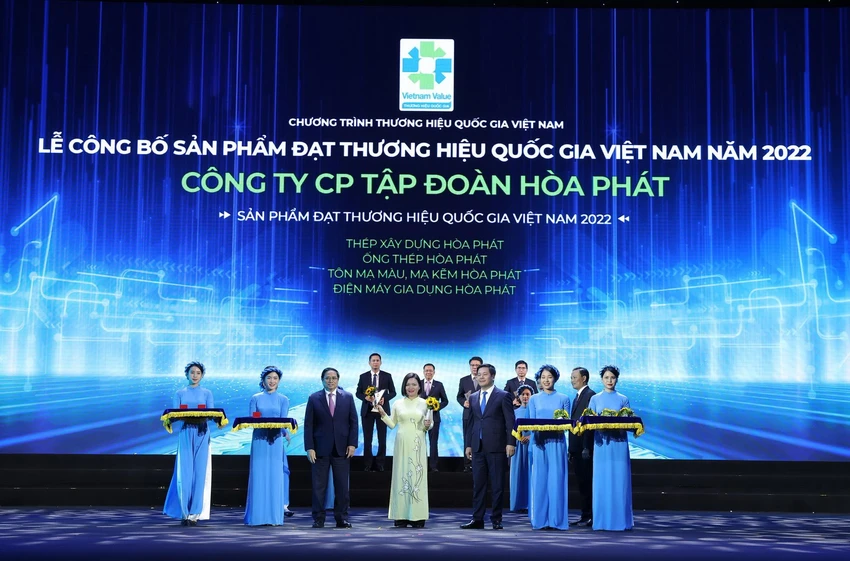 Thủ tướng Phạm Minh Chính và Bộ trưởng Bộ Công Thương Nguyễn Hồng Diên trao biểu trưng Thương hiệu Quốc gia 2022 cho đại diện HPG. Thủ tướng Phạm Minh Chính và Bộ trưởng Bộ Công Thương Nguyễn Hồng Diên trao biểu trưng Thương hiệu Quốc gia 2022 cho đại diện HPG.