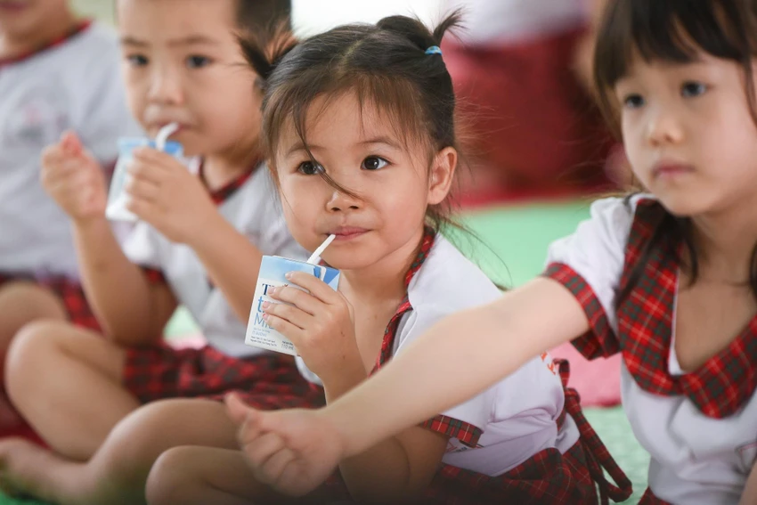 Với thương hiệu TH true MILK, TH đã thực hiện cuộc cách mạng về sữa tươi sạch tại Việt Nam, vì tầm vóc thế hệ tương lai. Với thương hiệu TH true MILK, TH đã thực hiện cuộc cách mạng về sữa tươi sạch tại Việt Nam, vì tầm vóc thế hệ tương lai.
