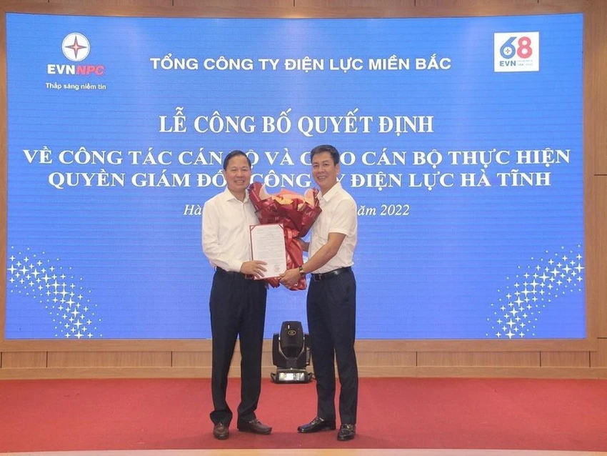 Ông Vũ Thế Nam, Thành viên Hội đồng thành viên EVNNPC tặng hoa và trao quyết định cho ông Nguyễn Phúc Phong. Ông Vũ Thế Nam, Thành viên Hội đồng thành viên EVNNPC tặng hoa và trao quyết định cho ông Nguyễn Phúc Phong.
