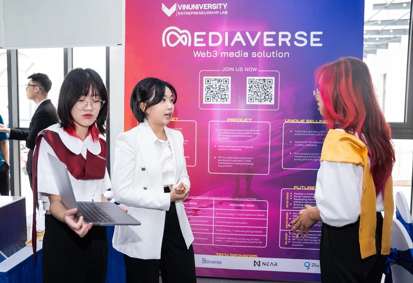 Dự án Mediaverse do hai sinh viên VinUni Nguyễn Minh Tuấn và Tô Kiều Khanh sáng lập, ứng dụng công nghệ blockchain để NFT hóa các sản phẩm và dịch vụ, giúp doanh nghiệp tiếp cận khách hàng toàn cầu. Dự án Mediaverse do hai sinh viên VinUni Nguyễn Minh Tuấn và Tô Kiều Khanh sáng lập, ứng dụng công nghệ blockchain để NFT hóa các sản phẩm và dịch vụ, giúp doanh nghiệp tiếp cận khách hàng toàn cầu.