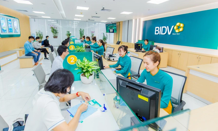 Khách hàng giao dịch tại 1 chi nhánh của BIDV Khách hàng giao dịch tại 1 chi nhánh của BIDV