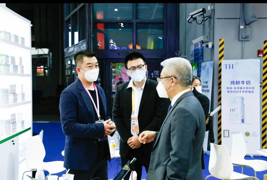 Các đối tác trao đổi tại gian hàng của TH tại CIIE 2022. Các đối tác trao đổi tại gian hàng của TH tại CIIE 2022.