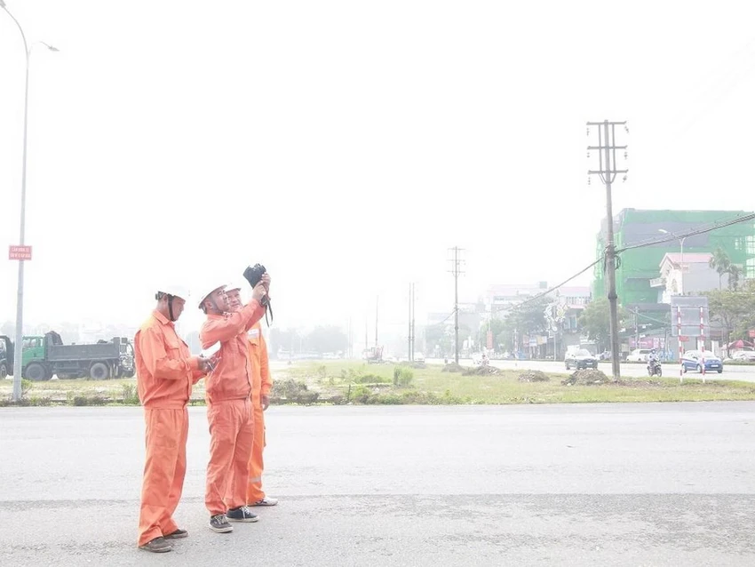 Nhân viên điện lực bắn nhiệt độ cầu dao và đường dây phục vụ Festival. Nhân viên điện lực bắn nhiệt độ cầu dao và đường dây phục vụ Festival.