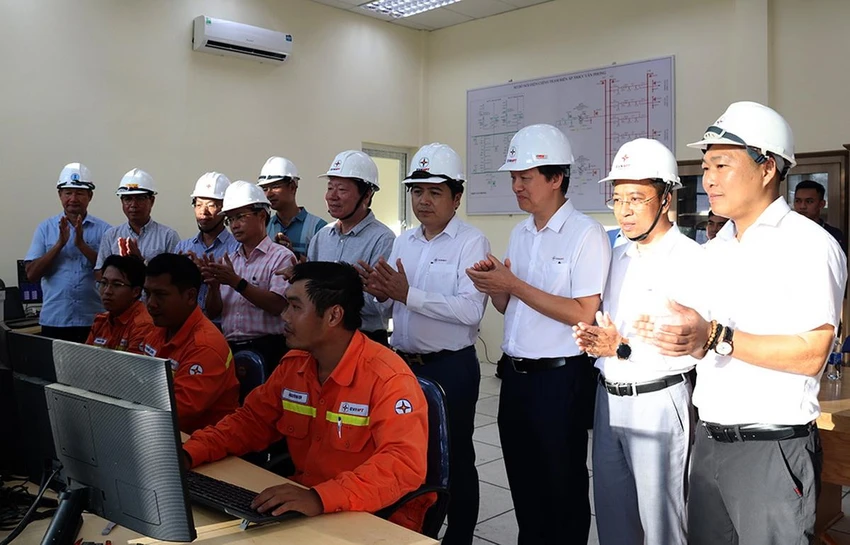 Lãnh đạo EVNNPT cùng các đơn vị tham gia dự án chứng kiến thời khắc đóng điện TBA 500kV Vân Phong và đấu nối. Lãnh đạo EVNNPT cùng các đơn vị tham gia dự án chứng kiến thời khắc đóng điện TBA 500kV Vân Phong và đấu nối.