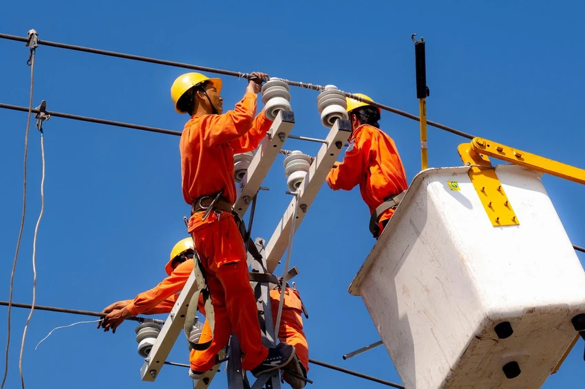 EVNSPC đảm bảo nhiệm vụ cung cấp điện phục vụ nhu cầu sản xuất, kinh doanh và sinh hoạt của nhân dân tại 21 tỉnh thành phía Nam. EVNSPC đảm bảo nhiệm vụ cung cấp điện phục vụ nhu cầu sản xuất, kinh doanh và sinh hoạt của nhân dân tại 21 tỉnh thành phía Nam.