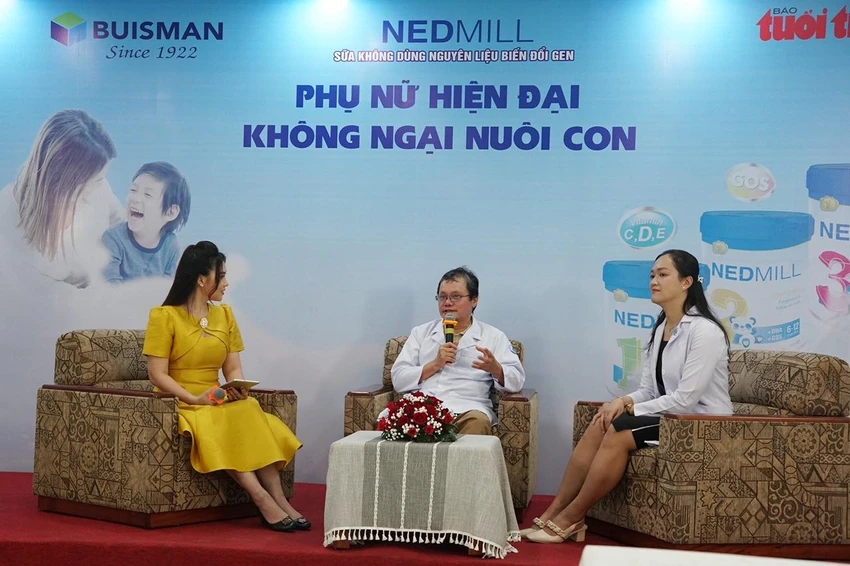 Bác sĩ Trương Hữu Khanh và bác sĩ Đinh Trần Ngọc Mai chia sẻ tại Tọa đàm “Phụ nữ hiện đại không ngại nuôi con”. Bác sĩ Trương Hữu Khanh và bác sĩ Đinh Trần Ngọc Mai chia sẻ tại Tọa đàm “Phụ nữ hiện đại không ngại nuôi con”.