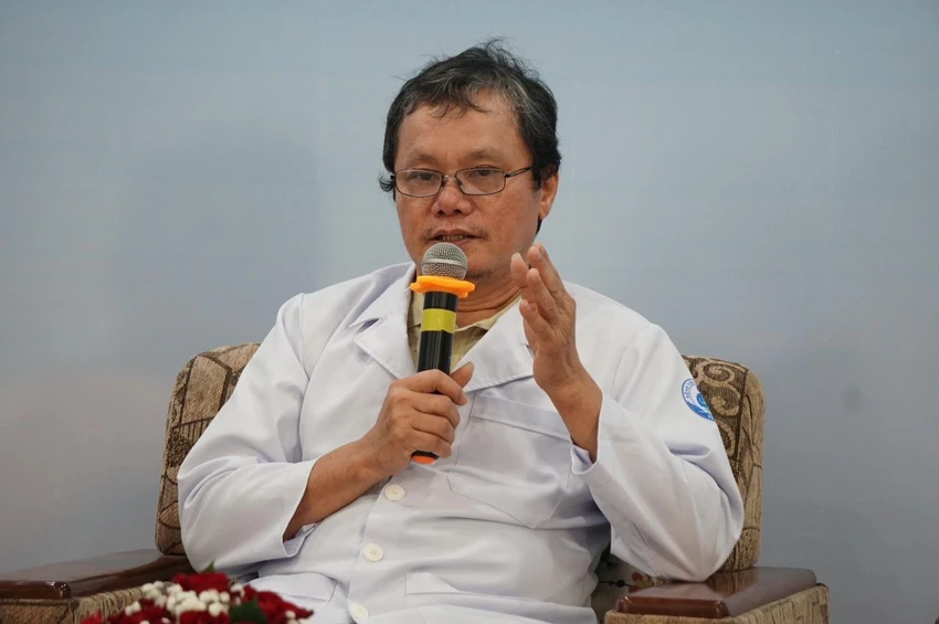 Bác sĩ Trương Hữu Khanh chia sẻ sữa mẹ là tốt nhất nhưng đừng quá cực đoan. Bác sĩ Trương Hữu Khanh chia sẻ sữa mẹ là tốt nhất nhưng đừng quá cực đoan.