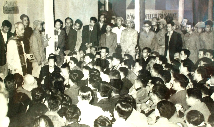 Bác Hồ thăm hỏi, động viên thợ điện Thủ đô ngày 21-12-1954. Bác Hồ thăm hỏi, động viên thợ điện Thủ đô ngày 21-12-1954.