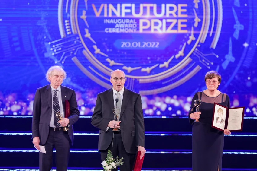 GS-BS Drew Weiasman được vinh danh với Giải thưởng Chính VinFuture 2021 (người đứng giữa cùng TS Katalin Kariko và GS Pieter R. Cullis) GS-BS Drew Weiasman được vinh danh với Giải thưởng Chính VinFuture 2021 (người đứng giữa cùng TS Katalin Kariko và GS Pieter R. Cullis)