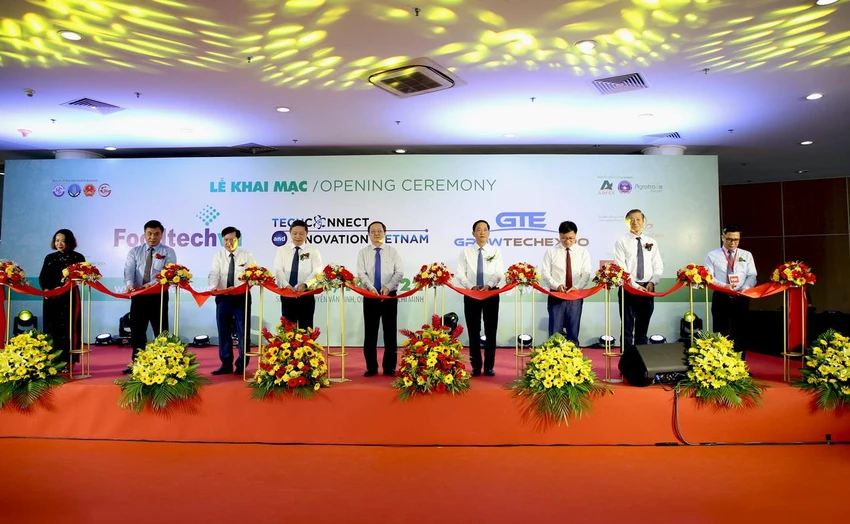 Đại diện Agribank (ngoài cùng bên phải) cắt băng khai mạc sự kiện Kết nối công nghệ và đổi mới sáng tạo Việt Nam năm 2022. Đại diện Agribank (ngoài cùng bên phải) cắt băng khai mạc sự kiện Kết nối công nghệ và đổi mới sáng tạo Việt Nam năm 2022.