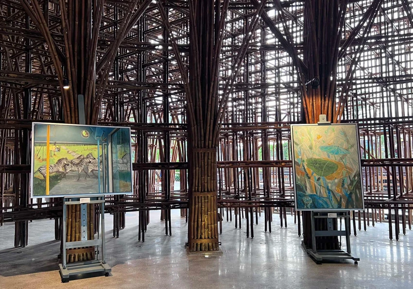 Tác phẩm Thế giới Safari của Vàng Hải Hưng và Sen mùa hạ của Trần Mạnh Linh Tác phẩm Thế giới Safari của Vàng Hải Hưng và Sen mùa hạ của Trần Mạnh Linh