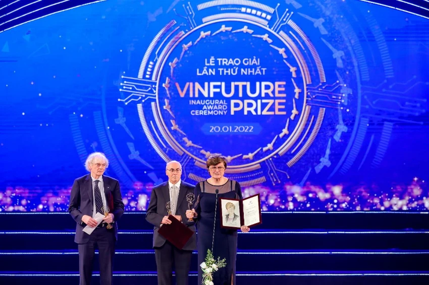 Tiến sĩ Katalin Kariko – nhà khoa học từng giành Giải thưởng Chính VinFuture mùa đầu tiên đánh giá, chủ đề “Hồi sinh và Tái thiết” năm nay rất ý nghĩa và thiết thực. Tiến sĩ Katalin Kariko – nhà khoa học từng giành Giải thưởng Chính VinFuture mùa đầu tiên đánh giá, chủ đề “Hồi sinh và Tái thiết” năm nay rất ý nghĩa và thiết thực.