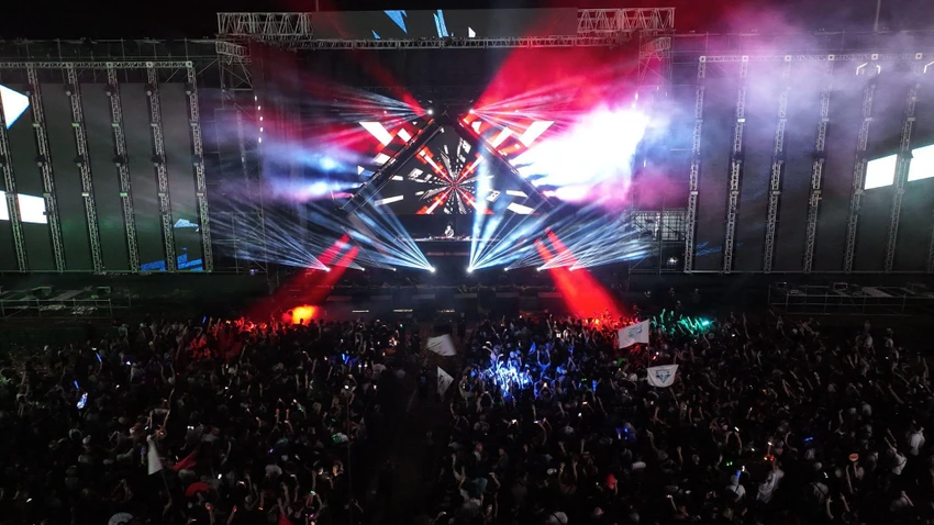Hơn 9 giờ tối, Alok, top 4 DJ thế giới 2 năm liền do DJ Mag bình chọn khiến đại nhạc hội càng trở nên nóng hơn nữa