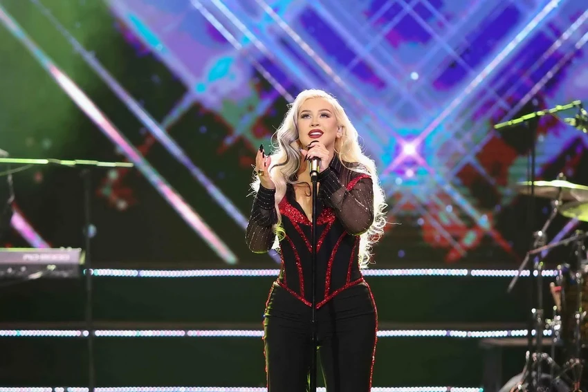 Nữ ca sĩ Christina Aguilera trình diễn tại đêm trao giải Nữ ca sĩ Christina Aguilera trình diễn tại đêm trao giải