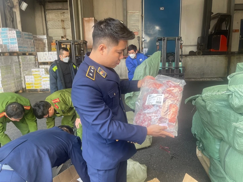 Số ức vịt xông khói không rõ nguồn gốc vừa bị cơ quan chức năng phát hiện. Ảnh: QLTT Hà Nội Số ức vịt xông khói không rõ nguồn gốc vừa bị cơ quan chức năng phát hiện. Ảnh: QLTT Hà Nội
