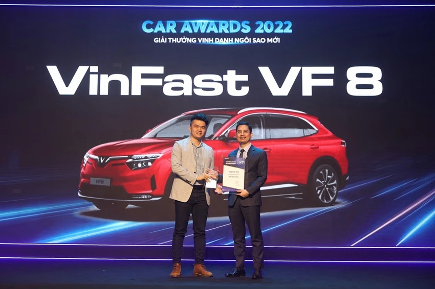 Ông Hoàng Chí Trung, Tổng Giám đốc VinFast Trading Việt Nam (bên phải) nhận giải thưởng “Ngôi sao mới” cho mẫu xe VF 8 tại lễ trao giải Car Awards 2022. Ông Hoàng Chí Trung, Tổng Giám đốc VinFast Trading Việt Nam (bên phải) nhận giải thưởng “Ngôi sao mới” cho mẫu xe VF 8 tại lễ trao giải Car Awards 2022.