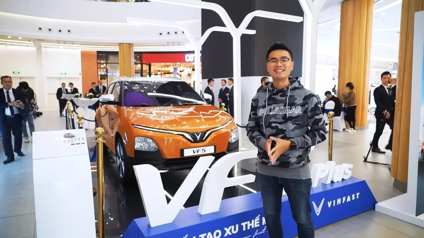 Reviewer Việt Anh (Autopro) nhận định VF 5 Plus cho khách hàng trẻ cơ hội cá nhân hóa chiếc xe của mình. Reviewer Việt Anh (Autopro) nhận định VF 5 Plus cho khách hàng trẻ cơ hội cá nhân hóa chiếc xe của mình.