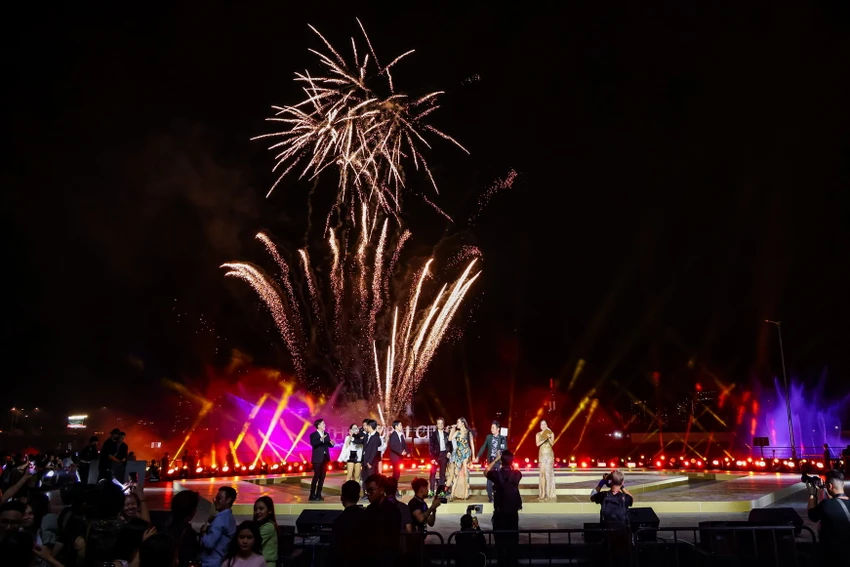 Lần đầu tiên tổ chức, Luxury Countdown Party mang lại những cảm xúc ấn tượng, thu hút hàng ngàn người đến với Trung tâm mới. Lần đầu tiên tổ chức, Luxury Countdown Party mang lại những cảm xúc ấn tượng, thu hút hàng ngàn người đến với Trung tâm mới.