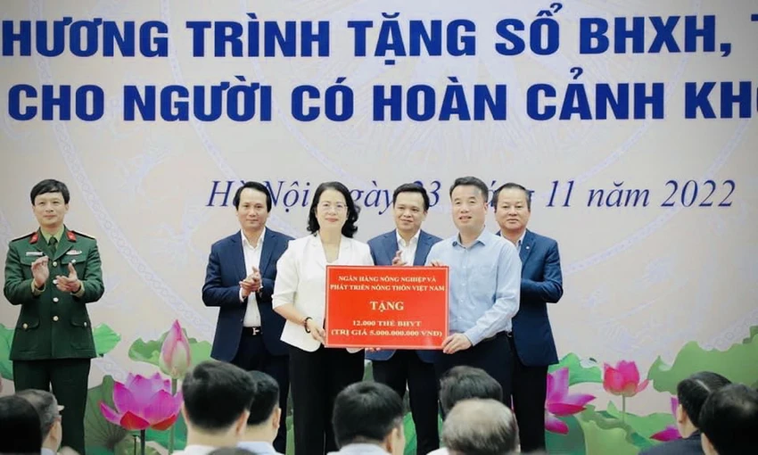 Phó Tổng Giám đốc Agribank Nguyễn Thị Phượng trao tặng tài trợ 1.451 sổ BHXH và 8.497 thẻ BHYT với tổng trị giá 5 tỉ đồng. Phó Tổng Giám đốc Agribank Nguyễn Thị Phượng trao tặng tài trợ 1.451 sổ BHXH và 8.497 thẻ BHYT với tổng trị giá 5 tỉ đồng.