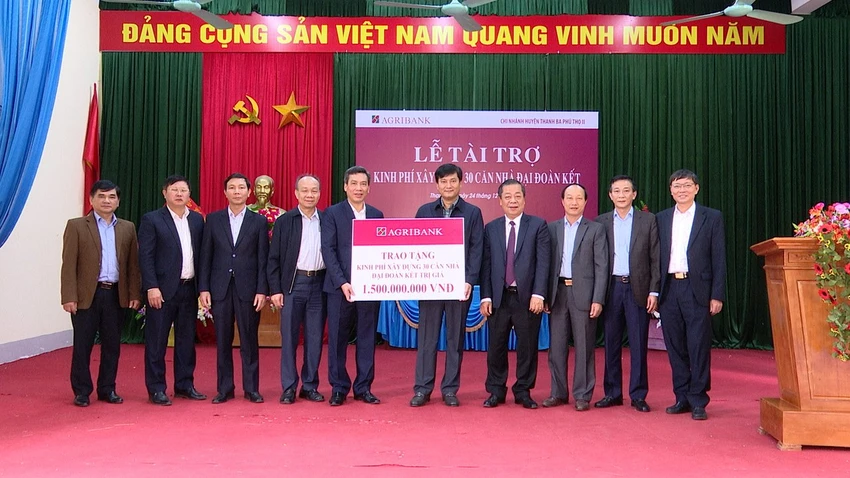 Lãnh đạo Ngân hàng Nhà nước Việt Nam và Tổng giám đốc Agribank Phạm Toàn Vượng (đứng thứ 5 từ phải sang) trao tài trợ xây dựng 30 căn nhà đại đoàn kết cho huyện Thanh Ba - Phú Thọ. Lãnh đạo Ngân hàng Nhà nước Việt Nam và Tổng giám đốc Agribank Phạm Toàn Vượng (đứng thứ 5 từ phải sang) trao tài trợ xây dựng 30 căn nhà đại đoàn kết cho huyện Thanh Ba - Phú Thọ.