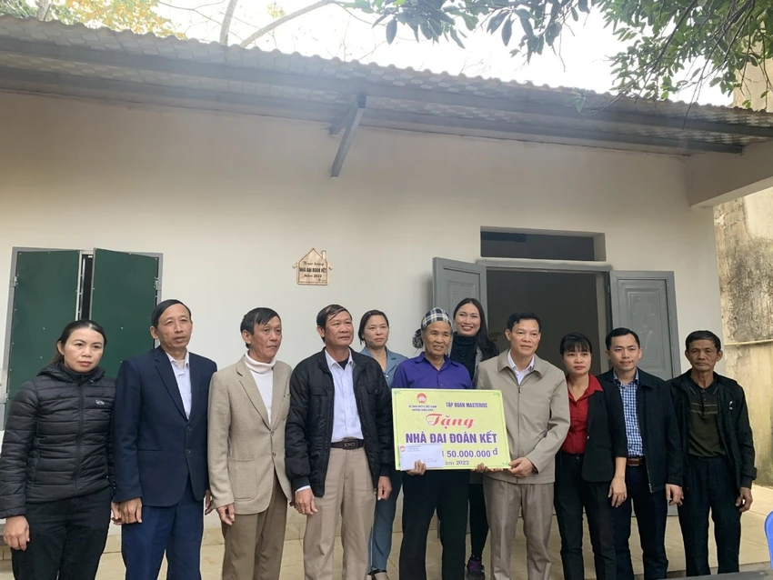 Chỉ sau 05 tháng triển khai, hàng trăm căn nhà kiên cố đã đang được bàn giao cho các hộ gia đình khó khăn trên khắp cả nước. Chỉ sau 05 tháng triển khai, hàng trăm căn nhà kiên cố đã đang được bàn giao cho các hộ gia đình khó khăn trên khắp cả nước.
