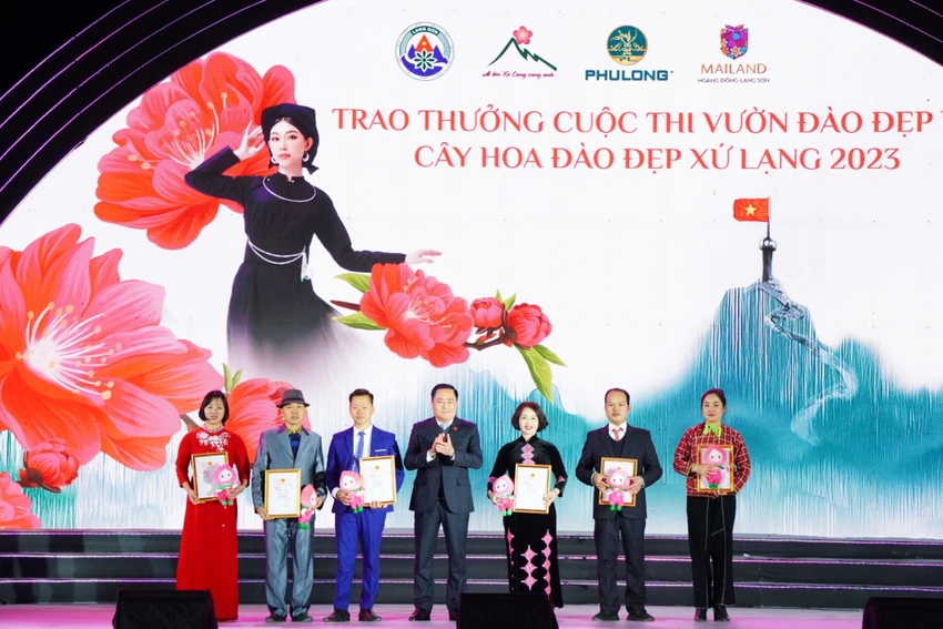 Bên cạnh những hoạt động trải nghiệm của du khách, ban tổ chức còn chấm điểm và trao giải cho cuộc thi “Vườn Đào đẹp và cây Đào đẹp Xứ Lạng - Xuân Quý Mão 2023”. Thông qua cuộc thi này, Lạng Sơn cũng mong muốn truyền tải được tới du khách trong và ngoài nước về những cây đào, vườn đào quý mà hiếm khi mới có dịp mục sở thị. Bên cạnh những hoạt động trải nghiệm của du khách, ban tổ chức còn chấm điểm và trao giải cho cuộc thi “Vườn Đào đẹp và cây Đào đẹp Xứ Lạng - Xuân Quý Mão 2023”. Thông qua cuộc thi này, Lạng Sơn cũng mong muốn truyền tải được tới du khách trong và ngoài nước về những cây đào, vườn đào quý mà hiếm khi mới có dịp mục sở thị.