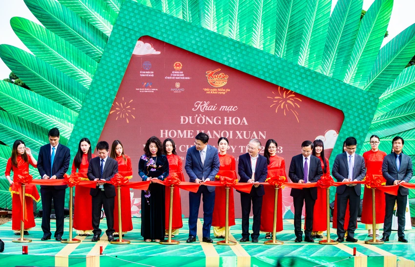 Các đại biểu cắt băng khai mạc đường hoa Home Hanoi Xuan 2023 và hội chợ Happy Tết. Ảnh: Đình Tùng Các đại biểu cắt băng khai mạc đường hoa Home Hanoi Xuan 2023 và hội chợ Happy Tết. Ảnh: Đình Tùng