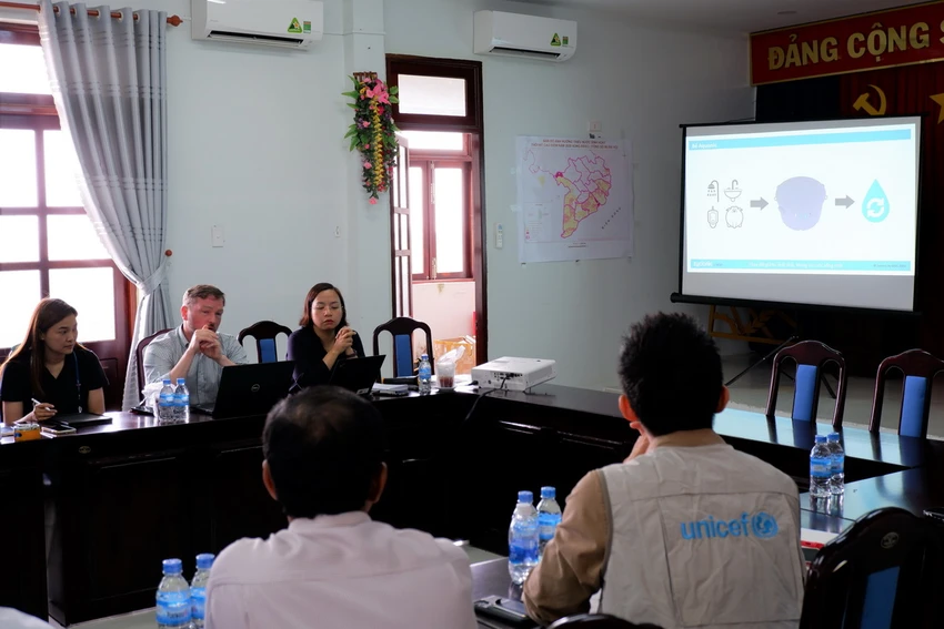 Đại diện SCG Thái Lan và UNICEF Việt Nam giới thiệu Aquonic - mô hình nhà vệ sinh không phát thải sẽ sớm được lắp đặt tại Sóc Trăng. Ảnh: Masterise Group Đại diện SCG Thái Lan và UNICEF Việt Nam giới thiệu Aquonic - mô hình nhà vệ sinh không phát thải sẽ sớm được lắp đặt tại Sóc Trăng. Ảnh: Masterise Group