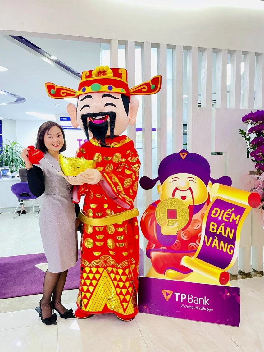 Chị Huyền vui mừng khi sớm sở hữu vàng trong ngày vía Thần Tài mà không cần xếp hàng, chen lấn. Chị Huyền vui mừng khi sớm sở hữu vàng trong ngày vía Thần Tài mà không cần xếp hàng, chen lấn.