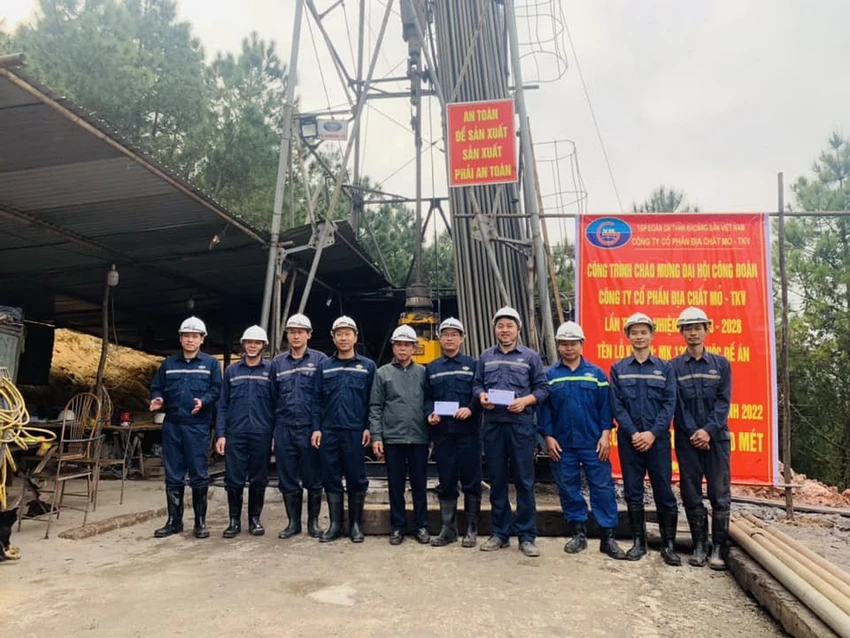 Tổ khoan 12, Công ty Địa chất mỏ thi công công trình.