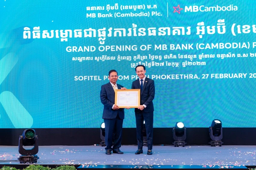 Ông Chea Chanto – Thống đốc Ngân hàng Quốc gia Campuchia (bên trái) trao giấy phép hoạt động cho ông Đinh Quang Huy – Chủ tịch HĐQT MBCambodia (bên phải) Ông Chea Chanto – Thống đốc Ngân hàng Quốc gia Campuchia (bên trái) trao giấy phép hoạt động cho ông Đinh Quang Huy – Chủ tịch HĐQT MBCambodia (bên phải)