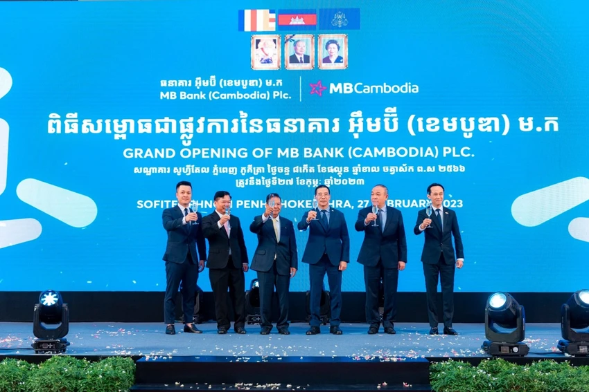 Từ phải sang trái: Ông Đinh Quang Huy – Chủ tịch HĐQT MBCambodia, ông Nguyễn Việt Anh – Phó Cục trưởng Cục Kinh tế, Bộ Quốc phòng, ông Lưu Trung Thái – Phó Chủ tịch HĐQT, Tổng giám đốc MB, ông Chea Chanto – Thống đốc Ngân hàng Quốc gia Campuchia, ông Nguyễn Huy Tăng – Đại sứ Đặc mệnh toàn quyền nước CHXHCN Việt Nam tại Vương quốc Campuchia và ông Nguyễn Anh Khánh – Tổng giám đốc MBCambodia nâng ly chúc mừng. Từ phải sang trái: Ông Đinh Quang Huy – Chủ tịch HĐQT MBCambodia, ông Nguyễn Việt Anh – Phó Cục trưởng Cục Kinh tế, Bộ Quốc phòng, ông Lưu Trung Thái – Phó Chủ tịch HĐQT, Tổng giám đốc MB, ông Chea Chanto – Thống đốc Ngân hàng Quốc gia Campuchia, ông Nguyễn Huy Tăng – Đại sứ Đặc mệnh toàn quyền nước CHXHCN Việt Nam tại Vương quốc Campuchia và ông Nguyễn Anh Khánh – Tổng giám đốc MBCambodia nâng ly chúc mừng.