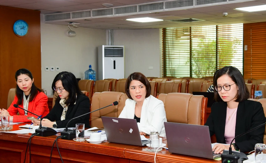 Bà Phạm Thị Thanh Hoài - Thành viên HĐQT (áo trắng, ở giữa) cập nhật kết quả kinh doanh tích cực của VietinBank tại hội nghị. Bà Phạm Thị Thanh Hoài - Thành viên HĐQT (áo trắng, ở giữa) cập nhật kết quả kinh doanh tích cực của VietinBank tại hội nghị.
