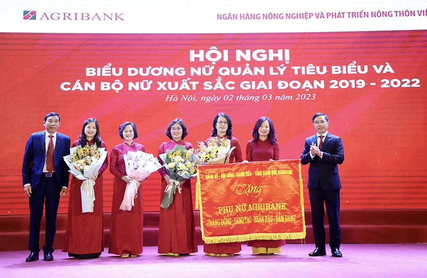 Đảng ủy - Hội đồng thành viên - Ban điều hành Agribank trao tặng nữ đoàn viên, người lao động bức trướng với 8 chữ vàng: Năng động – Sáng tạo – Nhân hậu – Đảm đang Đảng ủy - Hội đồng thành viên - Ban điều hành Agribank trao tặng nữ đoàn viên, người lao động bức trướng với 8 chữ vàng: Năng động – Sáng tạo – Nhân hậu – Đảm đang