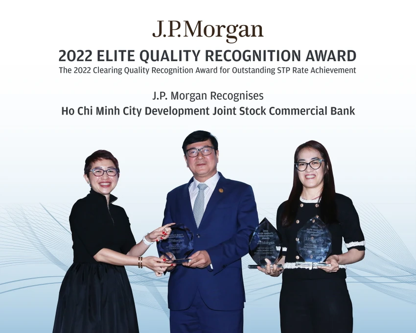 Ông Trần Hoài Nam – Phó Tổng giám đốc HDBank đại diện Ngân hàng nhận giải thưởng từ J.P Morgan Chase Ông Trần Hoài Nam – Phó Tổng giám đốc HDBank đại diện Ngân hàng nhận giải thưởng từ J.P Morgan Chase