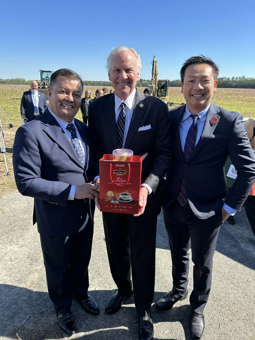 Đại diện King Coffee và ông Henry Dargan McMaster - Thống đốc bang South Carolina (giữa) Đại diện King Coffee và ông Henry Dargan McMaster - Thống đốc bang South Carolina (giữa)