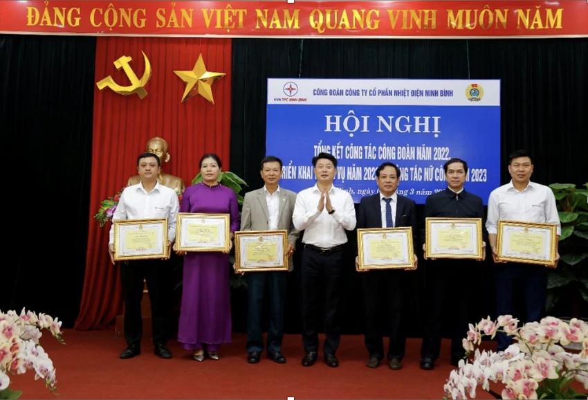 Ông Vũ Quốc Trung - Phó Bí thư Đảng uỷ, Phó Tổng Giám đốc Công ty trao Giấy khen của Công đoàn Tổng Công ty cho các tập thể và cá nhân