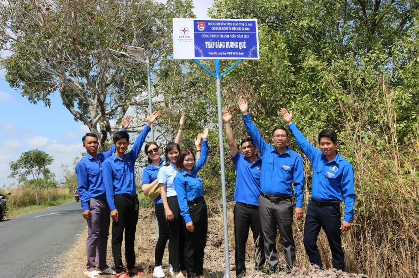 Bàn giao công trình “Thắp sáng đường quê” tại Cà Mau Bàn giao công trình “Thắp sáng đường quê” tại Cà Mau