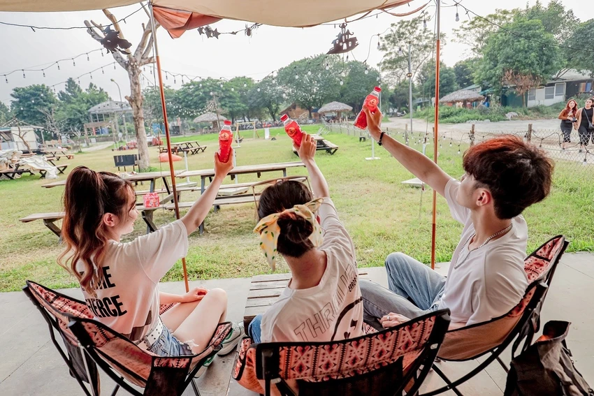 Với người trẻ, hè là phải tươi mát và rực rỡ.